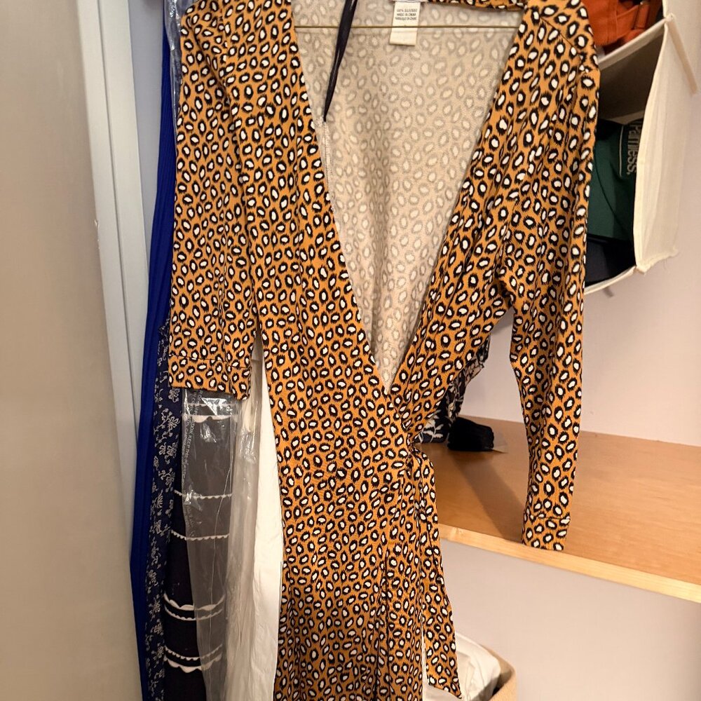 Diane von Furstenberg “Moua” Silk Wrap Dress – Size 6 – Leopard Print